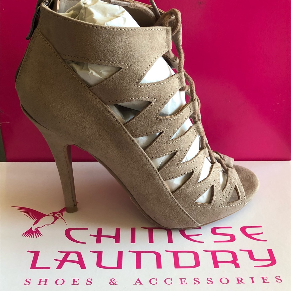 NWT CHINESE LAUNDRY - Size 6.5. NEW in box !